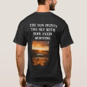 T-shirt Le soleil peint le ciel avec espoir chaque matin. (Dos)