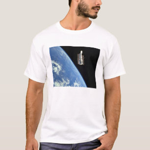 T-shirt Le télescope spatial de Hubble avec une terre