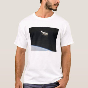 T-shirt Le télescope spatial Hubble en orbite au-dessus de