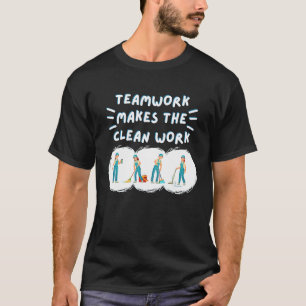 T-shirt Le travail d'équipe fait de l'équipe de nettoyage