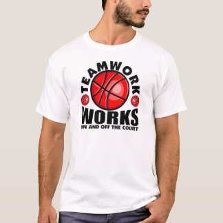 T-shirt le travail d'équipe fonctionne sur ou en dehors du