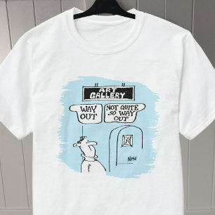 T-shirt Le visiteur est perplexe par les enseignes d'une g