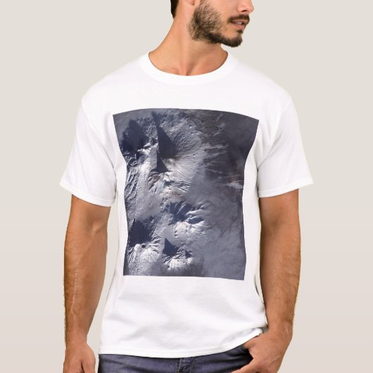T-shirt Le volcan Bezymianny expose un modeste panache (Devant)