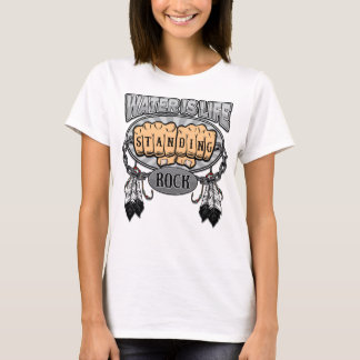 T-shirt L'eau debout de roche est des poings de la vie