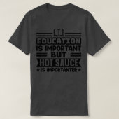 T-shirt L'éducation est importante, mais la sauce chaude e (Design devant)