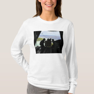 T-shirt Les aviateurs sortent une palette de biens donnés