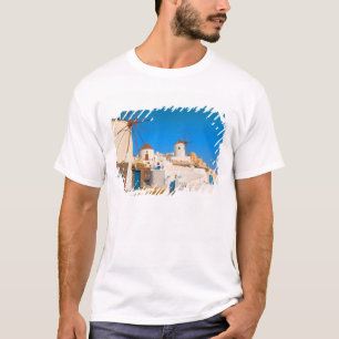 T-shirt Les bâtiments blancs et les moulins à vent sur les