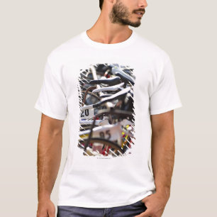 T-shirt Les bicyclettes sur le support à un triathlon