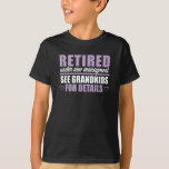 T-shirt Les détails de Retired New Management de Grandfiel<br><div class="desc">Funny "Retired and New Management See Grandkids For Details" for the perfect retirement. Super pensionnaire,  retirement ou pension t-shirt pour grandparents for a fully deserved retraite.</div>