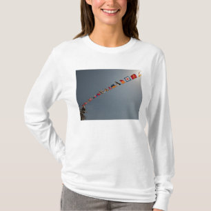 T-shirt Les drapeaux volent au-dessus de la plate-forme