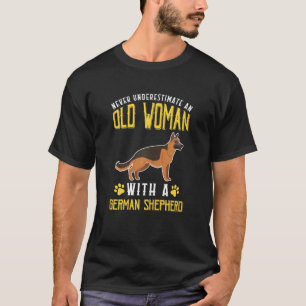 T-shirt Les Femmes Ne Sous-Estiment Jamais Une Vieille Fem