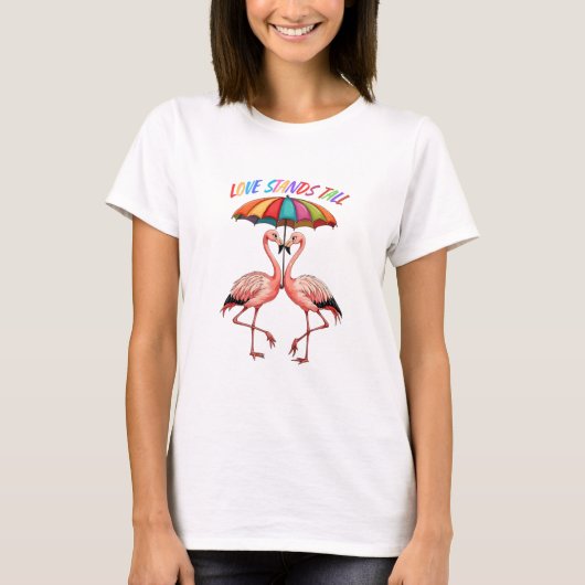 T-shirt Les flamants LGBTQ debout gracieusement sous l'arc (Devant)