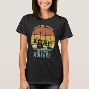 T-shirt Les hommes aiment une femme et plusieurs guitares