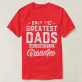T-shirt Les Hommes Les Plus Grands Dads Sont Promus Au Gra (Design devant)