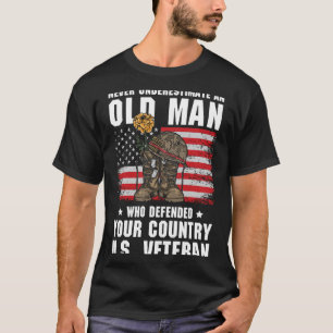 T-shirt Les hommes sous-estiment un vieil homme qui a défe