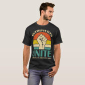 T-shirt Les Introvertis S'Unissent Séparément Dans Leurs P (Devant entier)