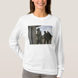 T-shirt Les marines et les marins classent dans la chambre