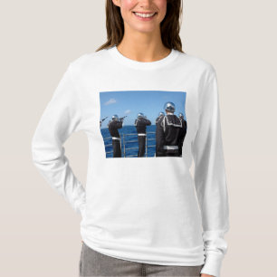 T-shirt Les marins mettent le feu à un salut d'arme à fe