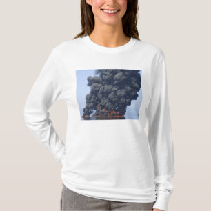 T-shirt Les nuages foncés de la fumée et du feu émergen
