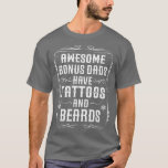 T-shirt Les papas bonus fantastiques ont tatouages et barb<br><div class="desc">Awesome bonus dads have tattoos and beards - Inked dad Theme .Funny fathers day vend Fathers day,  Fathers day sayings tshirts for dad stepbonus dad father in law grandpa grandfather husband boyfriend new first time expecdads,  Cool sarcastic fathers day t shirt des</div>