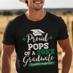 T-shirt Les paps de la diplômée<br><div class="desc">Célébrez la graduation de votre petit-fils ou de votre petite-fille avec ce t-shirt moderne avec une typographie "Proud POPS of a 2023 Graduate" en polices blanches et vertes décorées d'un casquette noir gris avec goût vert ; personnalisez facilement ce t-shirt avec l'année de remise des diplômes et le nom du...</div>