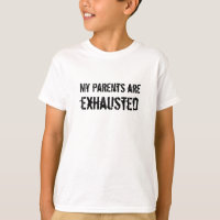 Les parents sont chemise épuisée d'enfants
