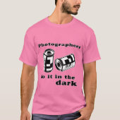 T-shirt les photographes le font dans le noir (Devant)