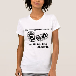T-shirt les photographes le font dans l'obscurité