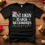 T-shirt Les plus susceptibles de gâcher les petits enfants<br><div class="desc">Amusant T-shirts de famille pour adultes. Portez-vous à Noël, à la fête de Noël, ou offrez-en des cadeaux. Tshirt Unisex. Des tee - shirts de haute qualité viennent dans votre choix de différents "Très probables" de dire. Costume familial sur le thème de Noël A - Très susceptible de décorer pour...</div>