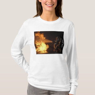 T-shirt Les pompiers éteignent un feu simulé de batterie