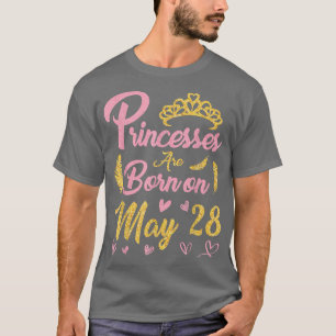 T-shirt Les princesses naissent le 28 mai Joyeux anniversa