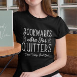 T-shirt Les signets sont pour Quitters Club de Livre Perso<br><div class="desc">Ce joli design nerdy pour les amateurs de livres, de livres, d'auteurs, d'écrivains, d'amis de club de livres ou de lecteurs avide présente la citation drôle "Signets Are For Quitters" avec deux petites illustrations de livres. Personnalisez-vous avec une ligne de texte personnalisé en dessous; parfait pour votre nom de club...</div>