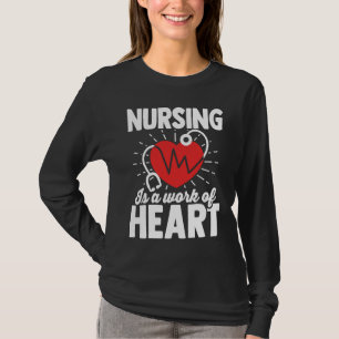 T-shirt les soins infirmiers sont un travail de cœur pour