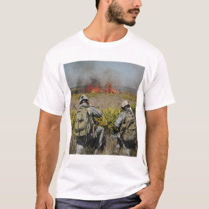 T-shirt Les soldats appellent l'information