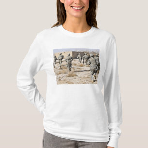 T-shirt les soldats répondent à une attaque d'armes de