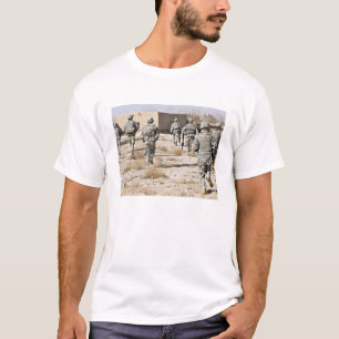 T-shirt les soldats répondent à une attaque d'armes de