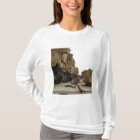 Les véhicules militaires sont verrouillés sur les