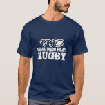 T-shirt Les vrais hommes jouent au maillot de rugby<br><div class="desc">Les vrais hommes jouent au maillot de rugby. Chemise de rugby avec un drôle de slogan de citation disant. Plaisanterie sportive humoristique pour les fans du jeu.</div>