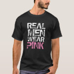 T-shirt Les vrais hommes portent un texte rose Grungy<br><div class="desc">Les vrais hommes portent un texte rose blanc et rose grungy. Changez le texte de couleur blanche en couleur foncée si vous aimez la lumière et le vêtement blanc.</div>