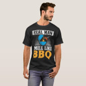 T-shirt Les vrais Hommes Sentent Comme Fumeur BBQ Grill Vi (Devant entier)