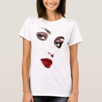 Les yeux bleus les femmes font face aux lèvres rou