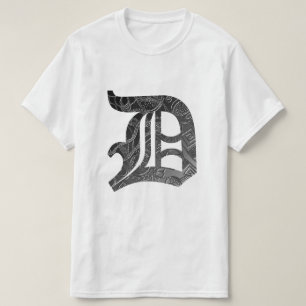 T-shirt Lettre noire « D » en style gothique.