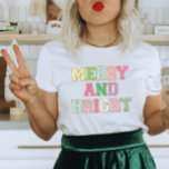 T-shirt Lettre Patch Chenille Joyeuse Et Lumineuse Noël<br><div class="desc">Partagez la joie des fêtes avec ce modèle festif de t-shirt Joyeux et lumineux de Noël. Parfait pour offrir un cadeau de Noël ou pour vous offrir un bonheur de vacances ! Ce design est composé de lettres patchs colorées et tendance qui disent "Joyeux et brillant".</div>