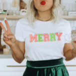 T-shirt Lettre patchs Joyeux Noël<br><div class="desc">Ce design de chemise de Noël à la mode Merry Patch Lettres est parfait pour les enfants comme pour les adultes. Cette chemise de vacances fait un cadeau de Noël parfait,  rembourrage,  échange de cadeaux de vacances ou juste un cadeau spécial pour vous de Père Noël.</div>
