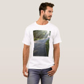 T-shirt Lever de soleil à travers le brouillard le long de (Devant entier)