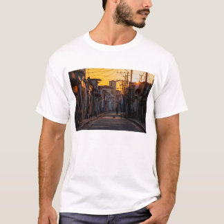 T-shirt Lever de soleil au-dessus de rue de ville de
