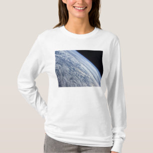 T-shirt L'horizon de la terre contre la noirceur de