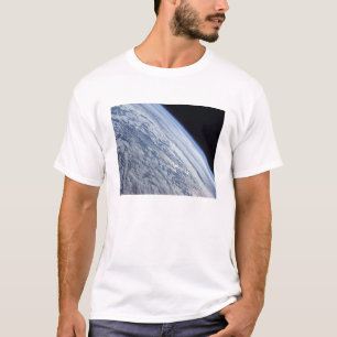 T-shirt L'horizon de la terre contre la noirceur de