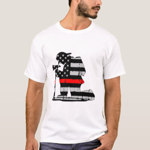 T-shirt Ligne rouge de sapeur-pompier d'agenouillement