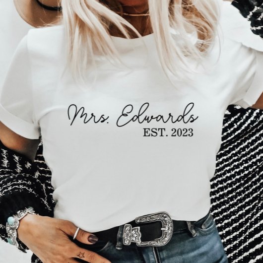 T-shirt Limite Cursive Mme Custom Nom de famille Mariage C